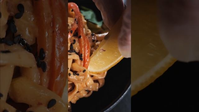 Удон со свининой и цукини в орехово-кунжутном соусе