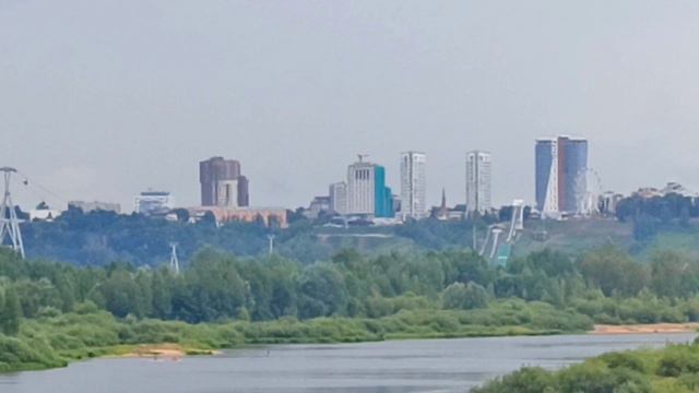 Вид на площадь Сенную и её застройку с Борской стороны реки Волги // Июль 2024