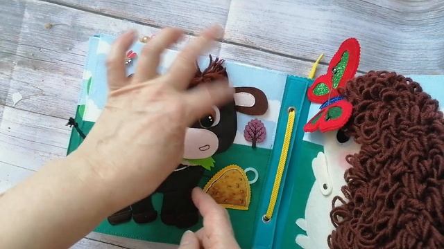 Развивающая книжка для самых маленьких из разнофактурных материалов.