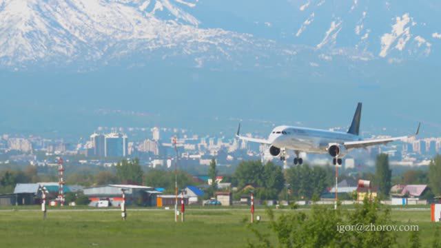 Эйрбас А321neo авиакомпании Эйр Астана приземляется в аэропорту Алматы.