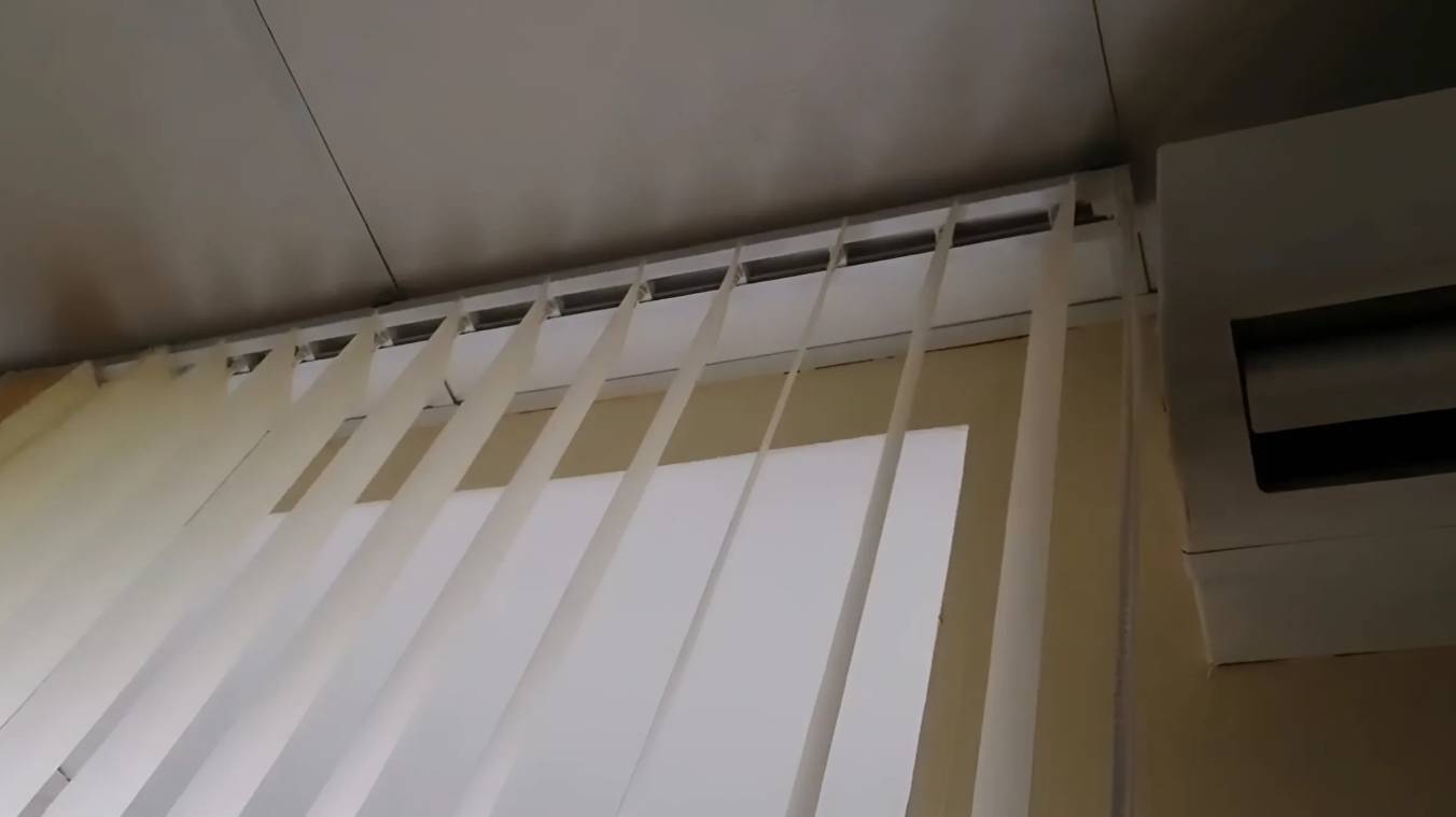 Установили Вертикальные жалюзи в бежевой ткани Лайн L-022 на потолок Армстронг