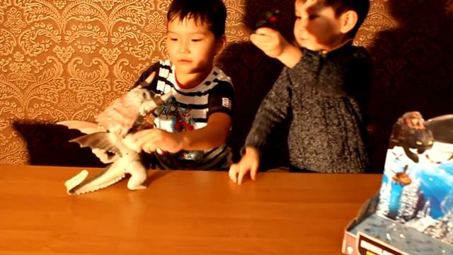 как приручить дракона большой серый монстр сбивает ночную фурию How to Train Your Dragon