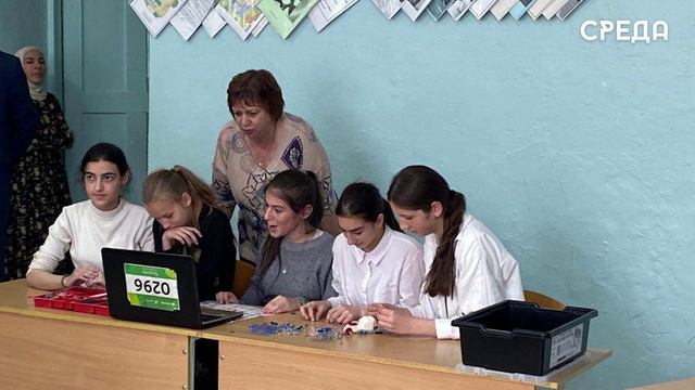 Совет старшеклассников Каспийска подарил канцелярию ученикам коррекционной школы