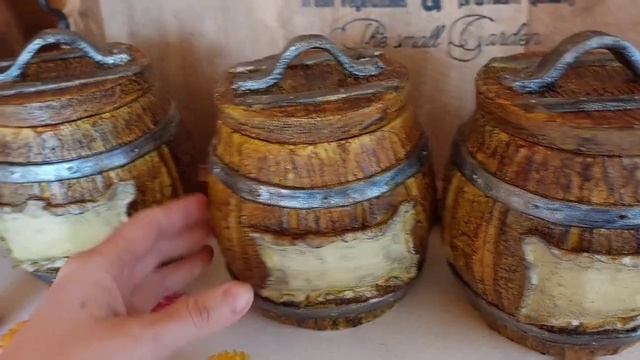 бочёнки для хранения ваших запасиков, для соли, сахара, чая и т.д.