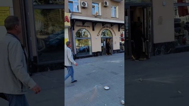 Куски карниза обвалились на тротуар в центре Воронежа на проспекте Революции, едва не убив прохожих!