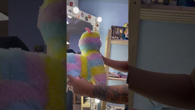 Плюшевая игрушка подушка Альпака радужная - видео обзор
