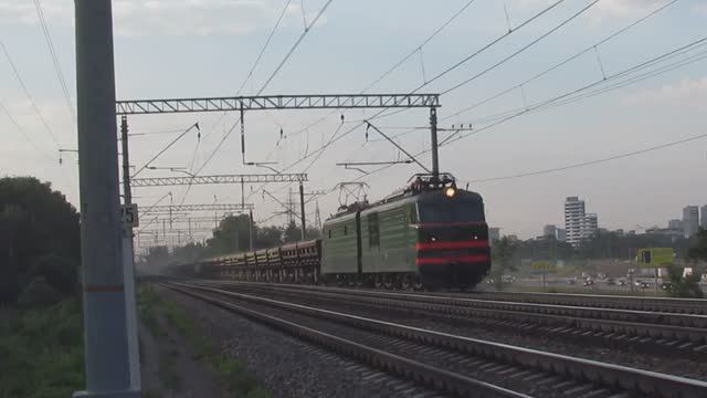 Электровоз ВЛ10-1141 с грузовым поездом