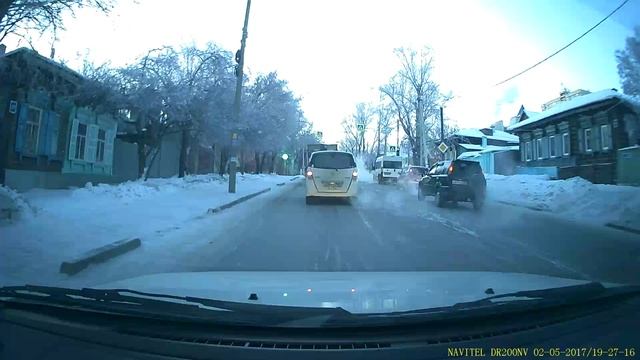 Торопыга на двух полосной решил открыть среднею полосу.