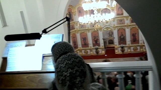 На клиросе.