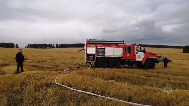 Комбайн вспыхнул в Красноярском крае во время сельхозработ в поле