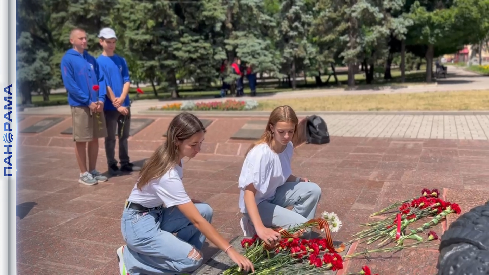 ⚡️"Мир дороже всего на свете": активисты "Движения Первых" возложили цветы к обелиску "Вечный огонь"