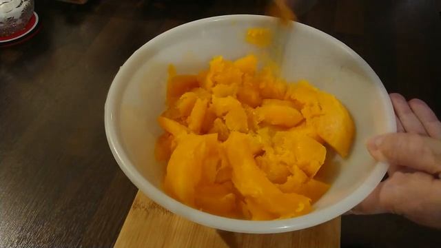 Если ты любишь яркие и вкусные блюда из тыквы - просто заморозь ее. Посмотри, как это сделала я.
