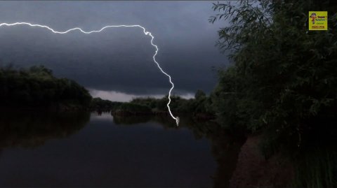 Молния ударила в реку