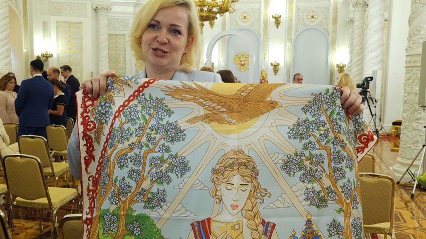 Журналистам показали, какой платок был подарен Путину в Кремле