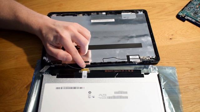 Asus E200HA Netbook - kaputtes Display austauchen