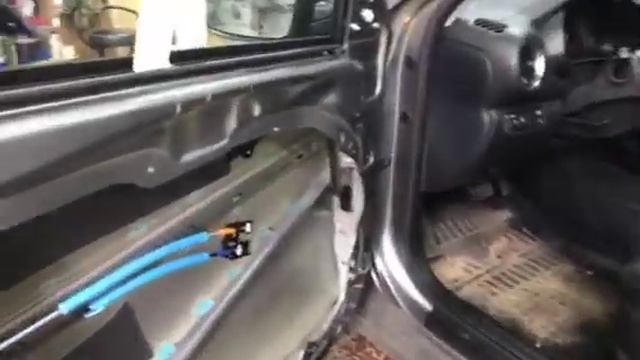 В дверях Киа Церато 2 кусочка заводской вибры которые не отваливаются но и толку от них мало
