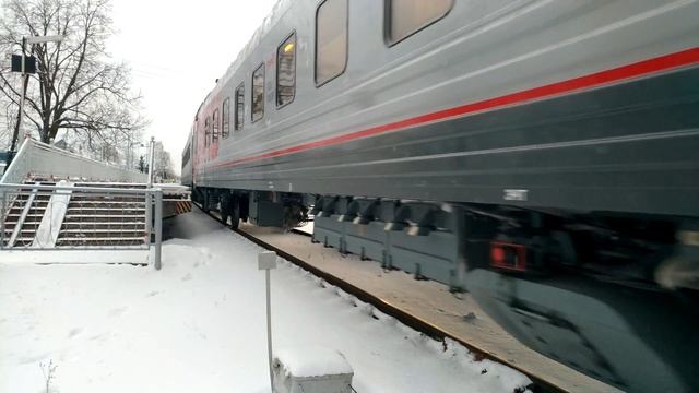 ТЭП70БС с поездом Москва-Таллин отправляется со станции Кингисепп Октябрьской железной дороги.