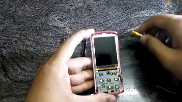 WHATS INSIDE A SONY WALKMAN MP3 PLAYER-opening my sony walkman NWZ-E464
