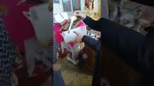 Он стоял неделю и все целовали крест  мне 10