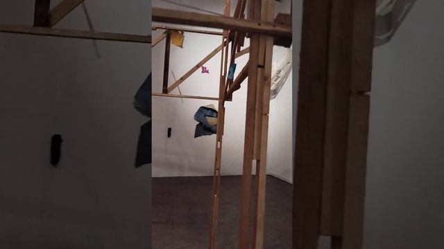 #музей #современноеискусство Создавайте картины из хлама