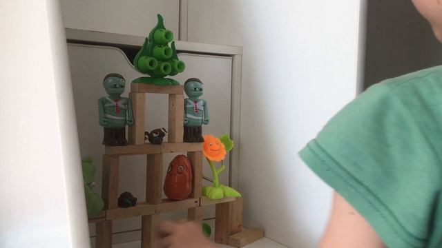 Играем Растения против Зомби игрушки (Радмир Паровозиков)