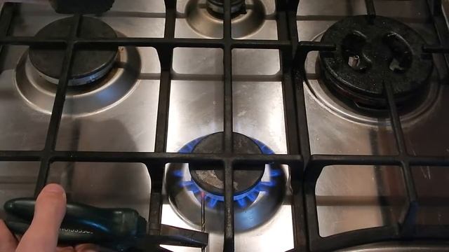Делаем отверстия в резине на радиоуправляемой модели.