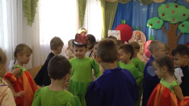 Игра "Найди листок" на осеннем утреннике 2016 в средней группе Муз  рук  Максюта Г  В