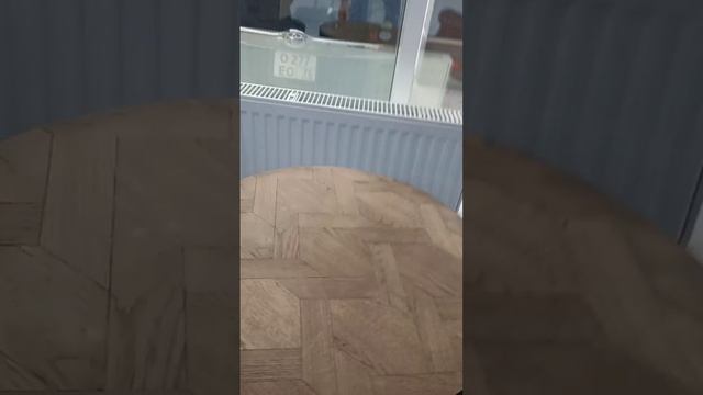 Мебельщик под столом. Столик в апартаментах "Pushkin"