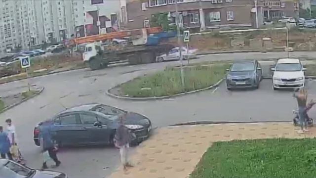 Автокран наехал на легковушку в микрорайоне Шилово. Обошлось без жертв.