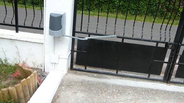Installer bouton poussoir ouverture urgence portail electrique Sentinel gate one 2 partie 2/3