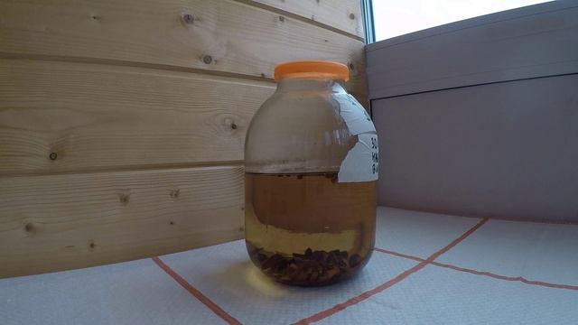 Виски на дубововой щепке - таймлапс. Whiskey timelapse