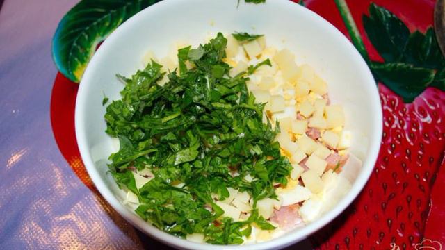 Салат сырный с сухариками
