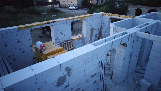 Стройка дома - 25. Перемычки над дверми с армированием. Готов предпоследний ряд.