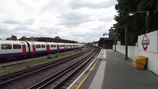 HD Trains  Chiswick Park - District  Piccadilly Lines 280715.