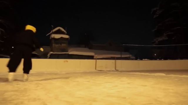 На вечернем катке после его ремонта