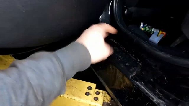 Как снять пластиковые накладки порогов BMW 1 серии
