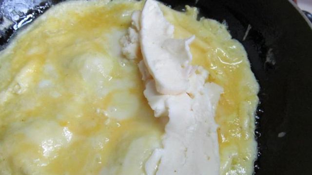 Яйцо сыр копчености в лаваше
