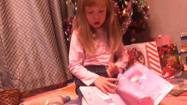 Кира находит под елкой подарки от Деда Мороза
