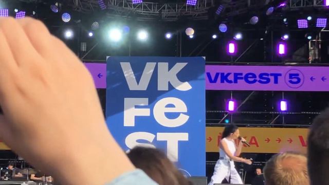 Офигенная песня Лизочки😍😍😍 Певца Ёлка поёт вживую!/vk fest 2019/Milagros Mi