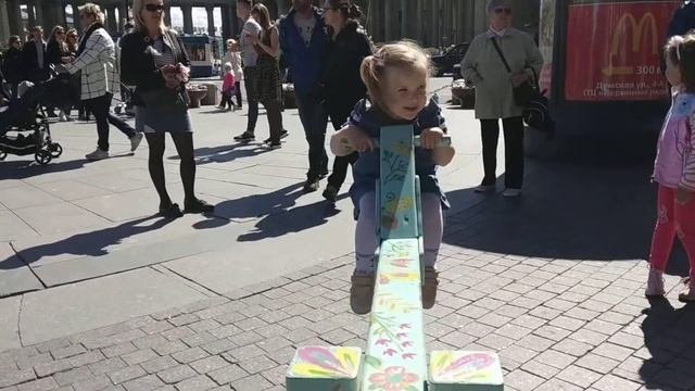Невский проспект Лиза катается на качелях
