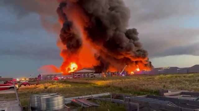 Более миллиона кур-несушек погибли при мощном пожаре на огромной птицеферме в Фарине, штат Иллинойс