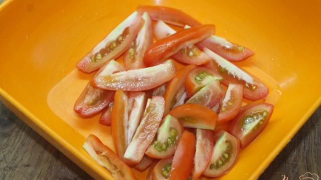 Салат с помидорами и щавелем под сыром