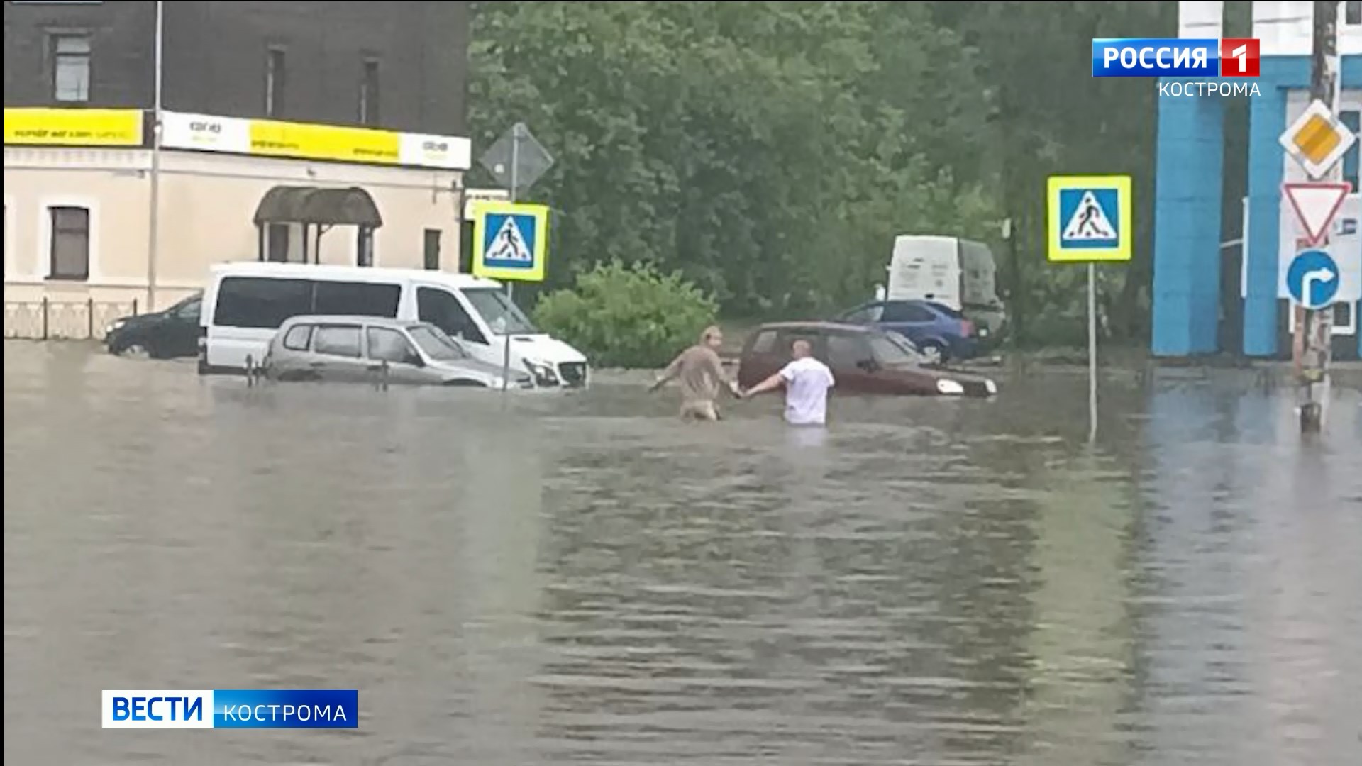 Обрушившаяся непогода хорошенько подтопила сразу несколько улиц в Костроме