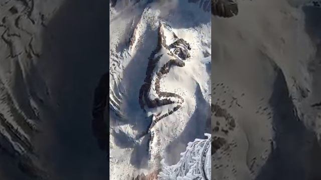 Заснеженные горы, которые обнаружили во время аэрофотосъемки