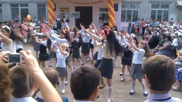 флешмоб 2014г  последний звонок подарок школе  №100