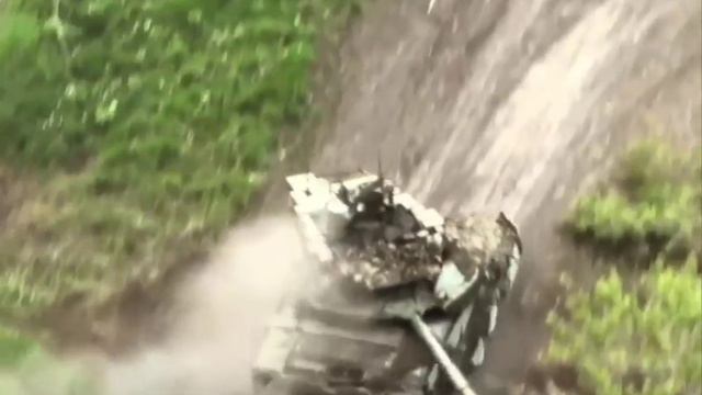 Российский танк Т-90 выдержал два попадания FPV-дронов