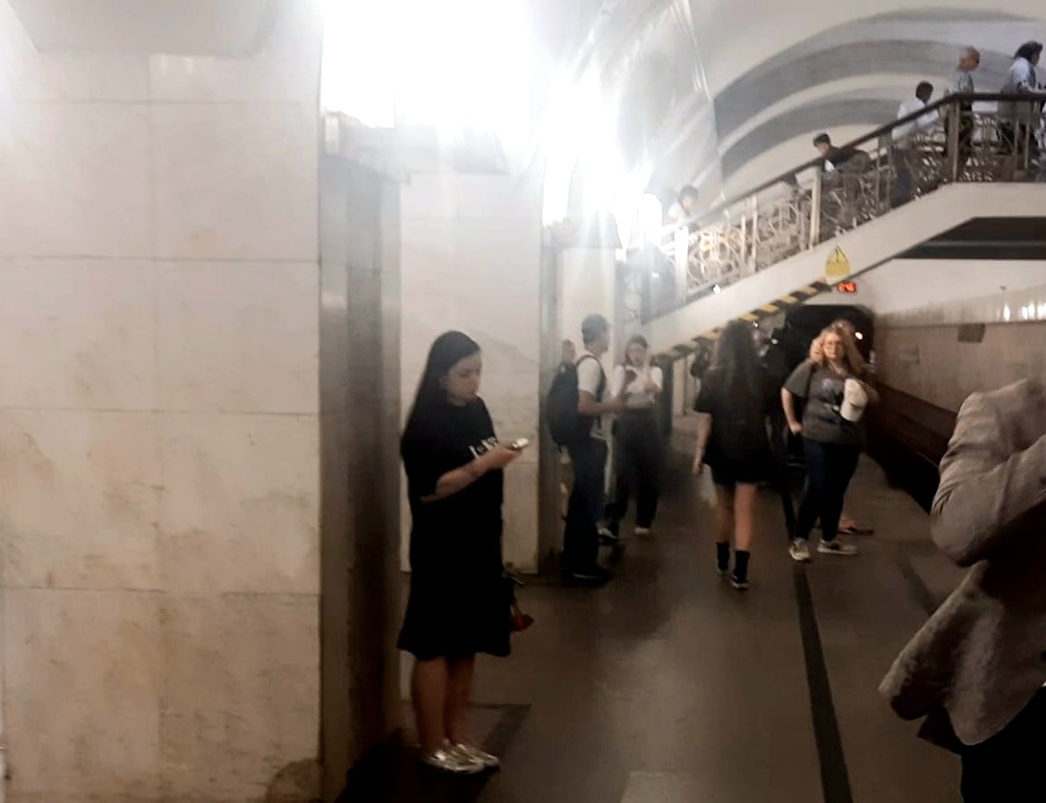 Метро Пушкинская, вестибюль станции метро на Пушкинской в Москве архитектура зала внутри остановки