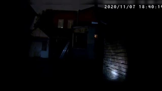 Старый дед в дрифте сломал забор и залетел в чужой двор)