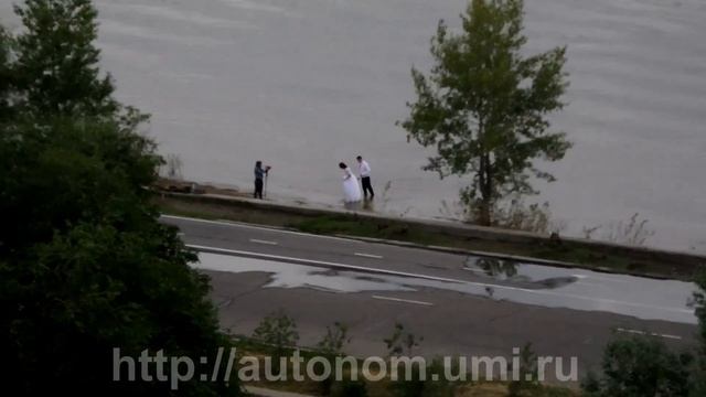 http//vk.com/mespb В Омске новый тренд - невеста и жених залазят в Иртыш на фотосессии