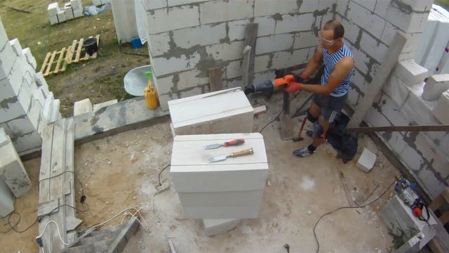 Как и чем пилить газоблокпеноблок. Сравнение сабельных пил AEG и Энкор. U-блок из газоблока.